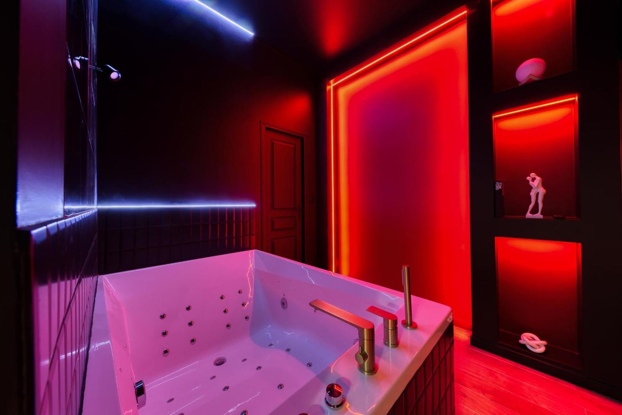 Suite Deluxe - Jacuzzi Melun Exterior photo